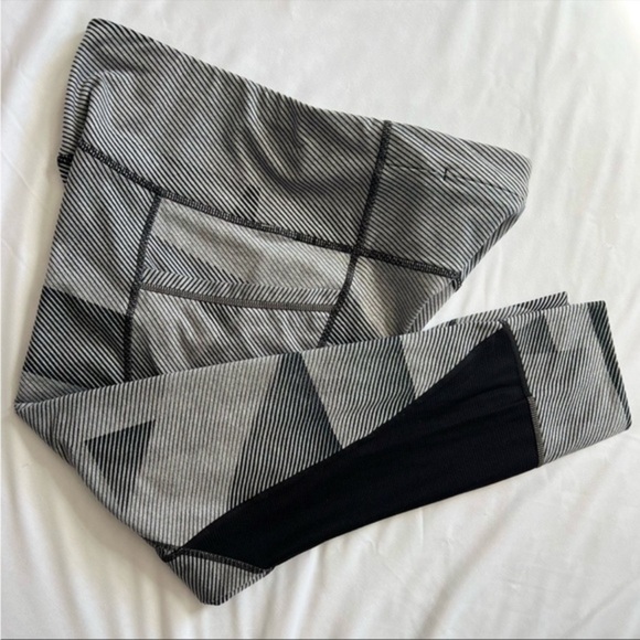 ATHLETA striped leggings. Gray and black size small. Pockets, hidden zipper - Picture 5 of 11